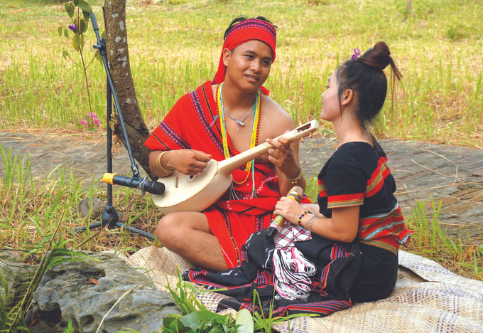 កំលោះសុំស្នេហ៍ចំពោះក្រមុំដោយសម្លេងចម្រៀងពីរោះលន្លង់លន្លូចពីក្រឳបេះដូងសំឡេងចាប៉ីដ៏ទន់ល្មើយ ទំនៀម "ទៅរកស៊ីម" របស់ជនជាតិ ប៉ាកូ ảnh 3