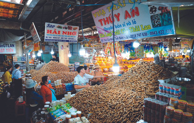 ទំនិញដ៏បរិបូរឆ្លើយតបយ៉ាងគ្រប់គ្រាន់តម្រូវការទិញដូររបស់ប្រជាជននិងភ្ញៀវទេសចរនៅផ្សារព្រំដែន ទិញបៀន (ខេត្ត អានយ៉ាង) ផ្ដោះប្ដូរពាណិជ្ជកម្មនៅតំបន់ព្រំដែនខេត្ត អានយ៉ាង ảnh 3