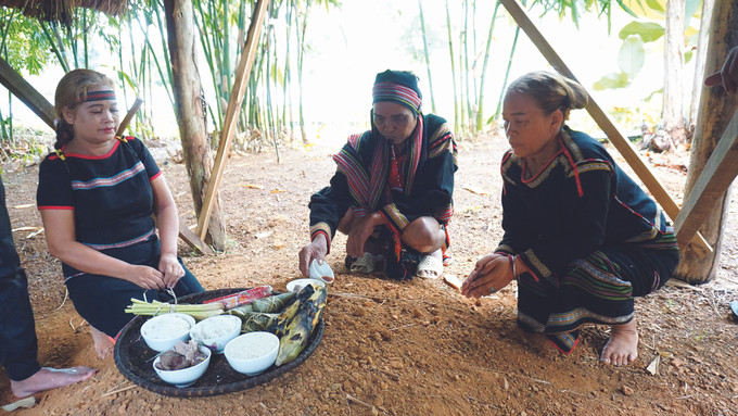 ជនជាតិ អេដេ ប្រារព្ធពិធីកិច្ចសែនបុព្វការីជនដោយចានបាយថ្មីនៅឯផ្នូរ ពិធីអំណរបាយថ្មីរបស់ជនជាតិ អេដេ ảnh 2