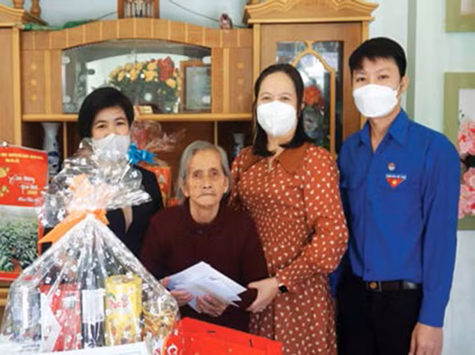 លោកគ្រូវ័យក្មេងម្នាក់អស់ពីចិត្តពីថ្លើមជាមួយនឹងអាជីព ảnh 2