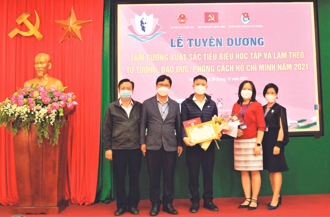 លោកគ្រូវ័យក្មេងម្នាក់អស់ពីចិត្តពីថ្លើមជាមួយនឹងអាជីព ảnh 3