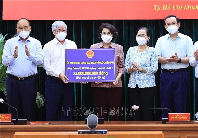 លោកប្រធានរដ្ឋ ង្វៀនស៊ន់ភុក អញ្ជើញមកប្រជុំការងារជាមួយថ្នាក់ដឹកនាំទីក្រុង ហូជីមិញ អំពីការងារបង្ការទប់ស្កាត់ការរីករាលដាលនៃជំងឺកូវីដ​ - ១៩ ảnh 3