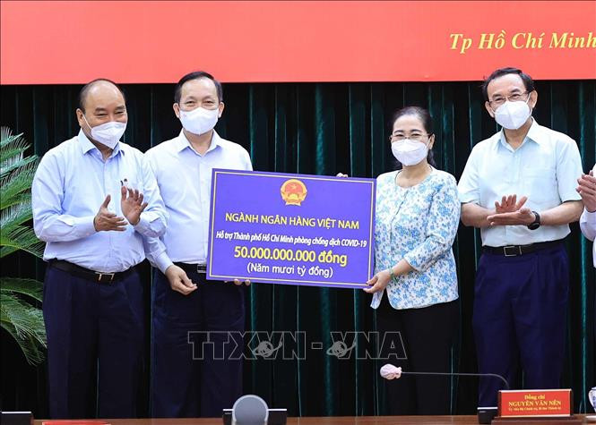 លោកប្រធានរដ្ឋ ង្វៀនស៊ន់ភុក អញ្ជើញមកប្រជុំការងារជាមួយថ្នាក់ដឹកនាំទីក្រុង ហូជីមិញ អំពីការងារបង្ការទប់ស្កាត់ការរីករាលដាលនៃជំងឺកូវីដ​ - ១៩ ảnh 1