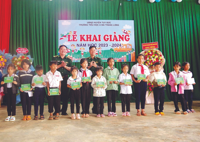 បញ្ជាការដ្ឋានកងទ័ពការពារព្រំដែនខេត្ត ដាក់ណុង ប្រគល់អាហារូបករណ៍ជូនសិស្សសាលាក្រីក្រសាលាបឋមសិក្សា អាមា ត្រាងឡុង សោមនស្សរីករាយថ្ងៃបើកបវេសនកាល ảnh 3