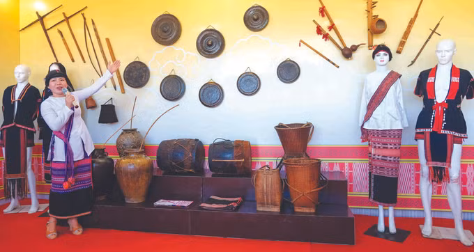 ទិវាមហោស្រពលើកតម្កើងវប្បធម៌ប្រពៃណីបណ្តាជនជាតិភូមិភាគកណ្តាល ảnh 2