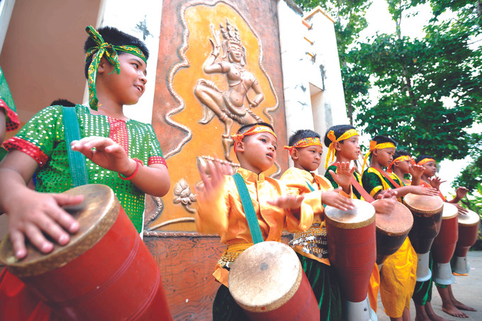 ការរាំស្គរឆៃយ៉ាំជាធម្មតាត្រូវបានសម្តែងក្នុងទិវាបុណ្យទាន បុណ្យចូលឆ្នាំថ្មី ចង្វាក់របាំប្រជាប្រិយដ៏ល្អឯករបស់ជនជាតិ ខ្មែរ ណាមបូ ảnh 2