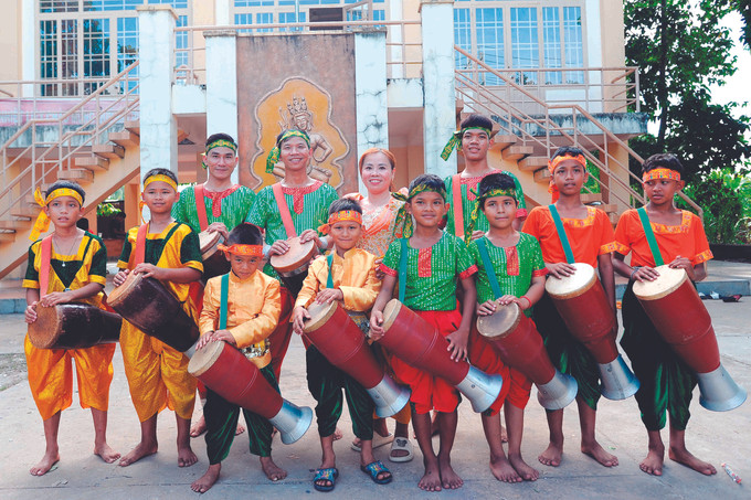 សមាជិកទាំងឡាយនៃក្រុមរាំស្គរឆៃយ៉ាំនៅឃុំ ត្រឿងតី ស្រុក ហ្វាថាញ់ (ខេត្ត តីនិញ) ចង្វាក់របាំប្រជាប្រិយដ៏ល្អឯករបស់ជនជាតិ ខ្មែរ ណាមបូ ảnh 4