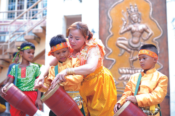 អ្នកស្រី កាវ ធីធូលាន់ នៅភូមិ ត្រឿងលាន់ ឃុំ ត្រឿងតី ស្រុក ហ្វាថាញ់ (ខេត្ត តីនិញ) បង្ហាត់បង្រៀនចង្វាក់រាំស្គរឆៃយ៉ាំអោយយុវជនក្មេងជំទង់ ចង្វាក់របាំប្រជាប្រិយដ៏ល្អឯករបស់ជនជាតិ ខ្មែរ ណាមបូ ảnh 3