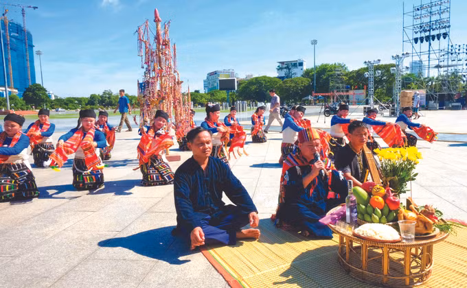 ទិវាមហោស្រពលើកតម្កើងវប្បធម៌ប្រពៃណីបណ្តាជនជាតិភូមិភាគកណ្តាល ảnh 6