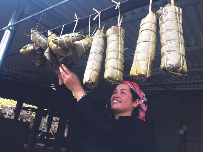នំបាញ់ជឹងខ្មៅត្រូវបានប្រើខ្នួចវែងចងណែន វេចជារាងស៊ីឡាំងវែងឬមានរាងដូចនំបាញ់ជឹងហ្គូ នំបាញ់ជឹងខ្មៅ - រសជាតិថ្ងៃចូលឆ្នាំថ្មី ảnh 3