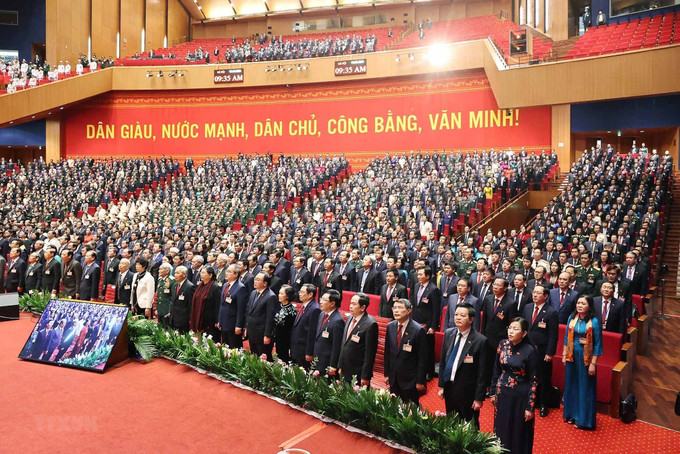Các đại biểu thực hiện nghi thức chào cờ, chính thức bế mạc Đại hội XIII của Đảng. (Nguồn: TTXVN) ប្រតិភូទាំងឡាយអនុវត្តពិធីកិច្ចគោរពទង់ជាតិនិងទង់បក្ស បិទមហាសន្និបាតលើកទី ១៣ របស់បក្ស រូបភាពពំពីការបិទបញ្ចប់មហាសន្និបាតតំណាងទូទាំងប្រទេសលើកទី ១៣ របស់បក្ស ảnh 25