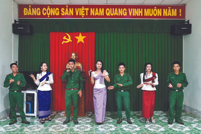 ចូលឆ្នាំថ្មីនៅភូមិភាគខាងត្បូងកក់ក្ដៅដោយចំណងមេត្រីភាពរវាងកងទ័ពនិងប្រជាជន ảnh 3