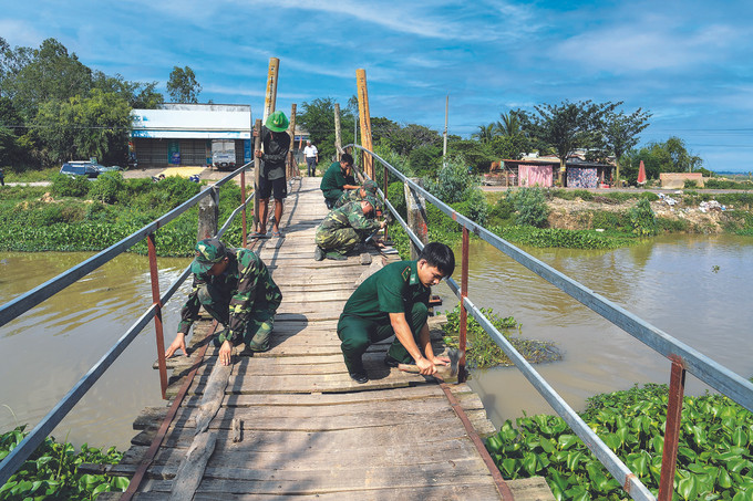 ចូលឆ្នាំថ្មីនៅភូមិភាគខាងត្បូងកក់ក្ដៅដោយចំណងមេត្រីភាពរវាងកងទ័ពនិងប្រជាជន ảnh 2