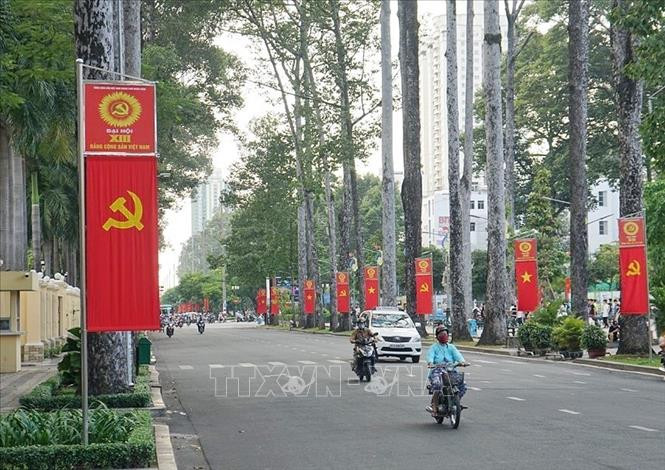 ទីក្រុង ហូជីមិញ ក្នុងសម្រស់ដ៏ឆើតឆាយនៃទង់ជាតិនិងផ្កា អបអរសាទរមហាសន្និបាតតំណាងទូទាំងប្រទេសលើកទី ១៣ របស់បក្ស ảnh 5