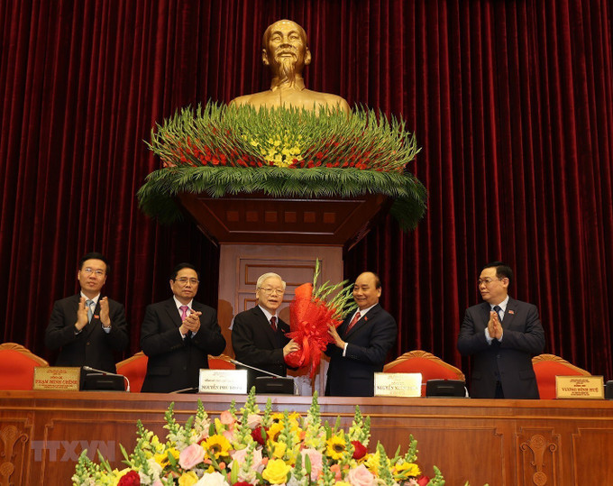 តាងនាមការិយាល័យនយោបាយ សមមិត្ត ង្វៀនស៊ន់ភុក នាយករដ្ឋមន្រ្តីនៃរដ្ឋាភិបាល អញ្ជើញជូនបាច់ផ្កា អបអរសាទរសមមិត្ត ង្វៀនភូត្រុង ត្រូវបានផ្ដល់សេចក្ដីទុកចិត្ត ជ្រើសតាំងធ្វើអគ្គលេខានៃគណៈកម្មាធិការមជ្ឈិមបក្សកុម្មុយនិស្ត វៀតណាម អាណត្តិទី ១៣ សមមិត្ត ង្វៀនភូត្រុង ត្រូវបានជ្រើសតាំងធ្វើអគ្គលេខាបក្ស ảnh 2