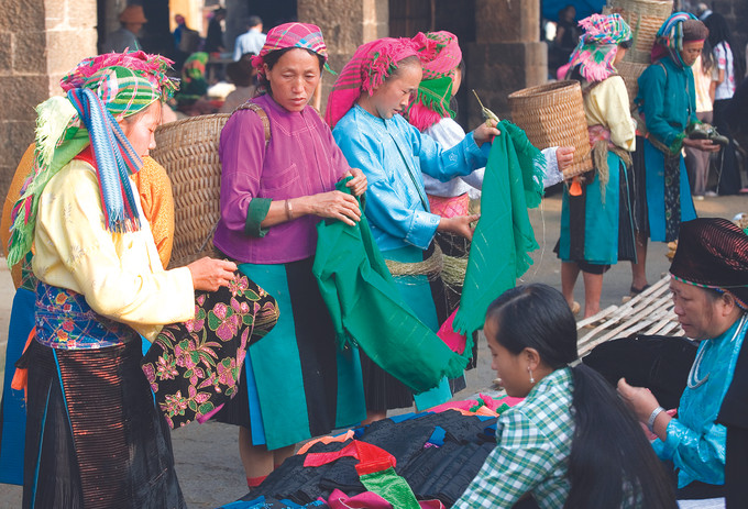 ជនជាតិ ម៉ុង យ៉ាវ តី នុង... ក្នុងឈុតសម្លៀកបំពាក់ប្រពៃណីចុះទៅផ្សារណាត់ អៀនមិញ ស្រុក អៀនមិញ (ខេត្ត ហាយ៉ាង) ផ្សារណាត់នាពេលដំណាច់ឆ្នាំនៅតំបន់ខ្ពស់ ហាយ៉ាង ảnh 2