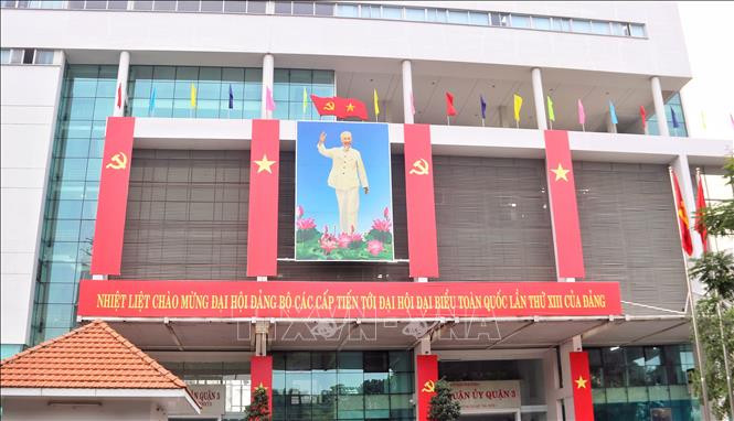 ទីក្រុង ហូជីមិញ ក្នុងសម្រស់ដ៏ឆើតឆាយនៃទង់ជាតិនិងផ្កា អបអរសាទរមហាសន្និបាតតំណាងទូទាំងប្រទេសលើកទី ១៣ របស់បក្ស ảnh 2