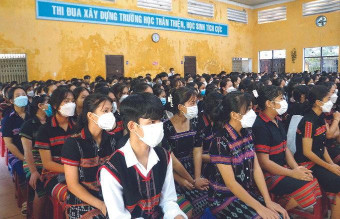 សិស្សសាលាមធ្យមសិក្សាចំណេះទូទៅអន្តេវាសិកជនជាតិខេត្ត ក្វាងណាម ចូលរួមពិធីបើកបវេសនកាលឆ្នាំសិក្សា ២០២២ - ២០២៣ អឹកធឹកទិវាទៅកាន់សាលារៀននៅតំបន់ជនជាតិនិងតំបន់ភ្នំ ảnh 2