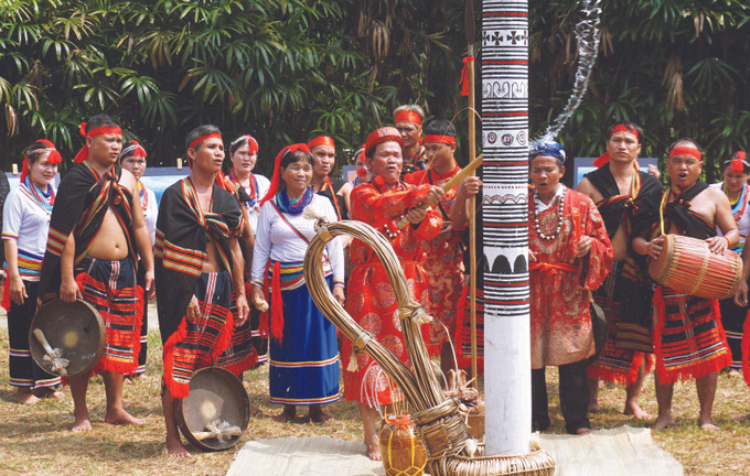 បូជាចារ្យធ្វើពិធីសុំព្រះអាទិទេពទ្រទ្រង់អោយអ្នកភូមិបានរដូវកាលផ្តល់ផលទ្វេដងជីវភាពសុខក្សេមក្សាន្តមុនពេលការប្រកួតឃ្មោះប្រព្រឹត្តឡើង សិល្បៈប្រកួតឃ្មោះរបស់ជនជាតិ ករ៍ ảnh 1