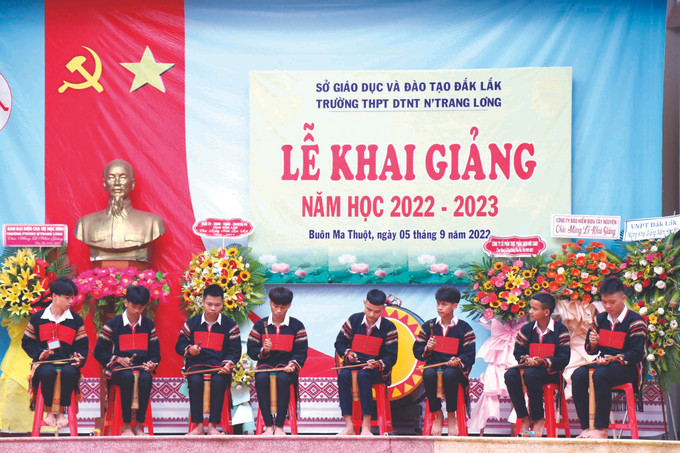 សិស្សសាលាមធ្យមសិក្សាចំណេះទូទៅអន្តេវាសិកជនជាតិ ន្ត្រាងលើង នៅទីក្រុង បួនម៉ាធួត (ខេត្ត ដាក់ឡាក់) សម្តែងទស្សនីយភាពសិល្បៈឃ្មោះឫស្សីក្នុងទិវាទៅកាន់សាលារៀន អឹកធឹកទិវាទៅកាន់សាលារៀននៅតំបន់ជនជាតិនិងតំបន់ភ្នំ ảnh 3