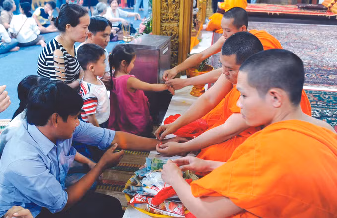 ពិធីកិច្ច "ចងដៃ" របស់ជនជាតិ ខ្មែរ ណាមបូ ảnh 2