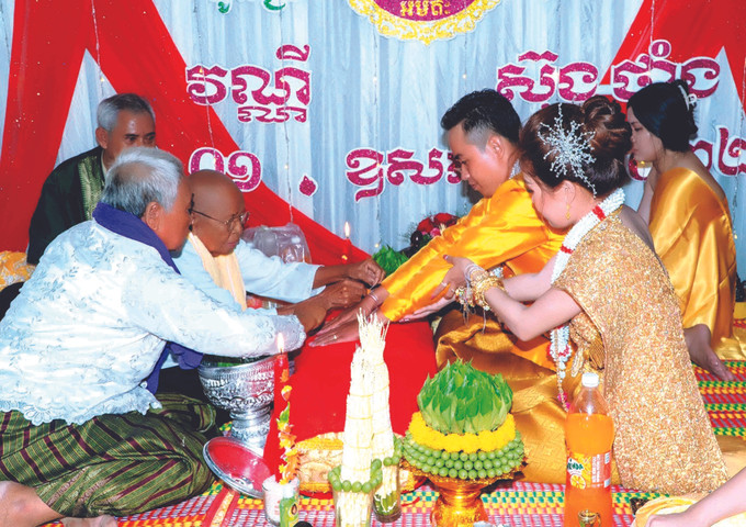 ពិធីកិច្ច "ចងដៃ" ក្នុងពិធីមង្គលការប្រពៃណីរបស់ជនជាតិ ខ្មែរ ណាមបូ ពិធីកិច្ច "ចងដៃ" របស់ជនជាតិ ខ្មែរ ណាមបូ ảnh 3