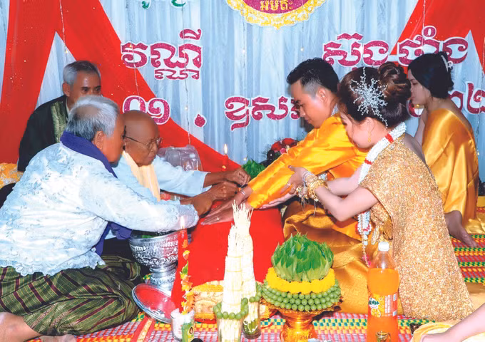 ពិធីកិច្ច "ចងដៃ" របស់ជនជាតិ ខ្មែរ ណាមបូ ảnh 3