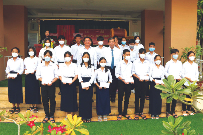 សិស្សសាលាជាជនជាតិភាគតិចចំនួន ២.៧០០ នាក់របស់សាលាចំណេះទូទៅអន្តេវាសិកជនជាតិលើភូមិសាស្ត្រខេត្ត ត្រាវិញ ចំនួន ៨ ឈានចូលឆ្នាំសិក្សាថ្មី។ ក្នុងរូបថត៖ សិស្សសាលាចំណេះទូទៅអន្តេវាសិកជនជាតិមធ្យមសិក្សាចំណេះទូទៅខេត្ត ត្រាវិញ ទទួលអាហារូបករណ៍នៅក្នុងពិធីបើកបវេសនកាល អឹកធឹកទិវាទៅកាន់សាលារៀននៅតំបន់ជនជាតិនិងតំបន់ភ្នំ ảnh 4