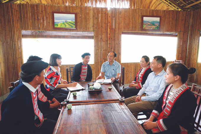 ថ្នាក់ដឹកនាំនៃគណៈកម្មការប្រជាជនឃុំ ហូធូវ ស្រុក ហ្វាងស៊ូភី (ខេត្ត ហាយ៉ាង) បានអញ្ជើញមកដល់ផ្ទះបងប្អូនជនជាតិដើម្បីចលនាមាមីងបងប្អូនជនជាតិ យ៉ាវ លុបបំបាត់ទំនៀមទម្លាប់ចាស់ហួសសម័យ អនុវត្តរបៀបរស់នៅស៊ីវិល័យ វប្បធម៌ក្នុងពិធីបុណ្យសព ពិធីរៀបអាពាហ៍ពិពាហ៍... ស្នាមដានអនុស្សាវរីយ៍នៃ “ប្រជាចលនាប៉ិនប្រសប់” នៅតំបន់ចុងប៉ូចនាភាគខាងជើងនៃមាតុភូមិ ảnh 5