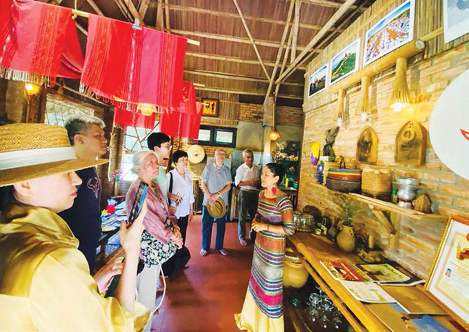 សិល្បការិនី កៀវ មាយលី ឧទ្ទេសនាមវប្បធម៌ ចាម ដល់ភ្ញៀវទេសចរ ចាមប៉ា អមរវតី ហៅស៍ អូអាស៊ីស ចាម នៅចំកណ្តាលទីក្រុង ហូយអាន ảnh 1