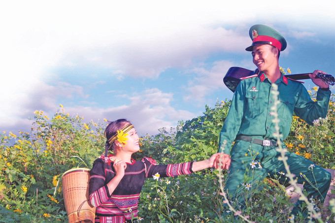 មនោសញ្ចេតនារវាងកងទ័ពនិងប្រជាជនផ្សារភ្ជាប់ឆ្លងតាមរយៈសកម្មភាពជាក់ស្តែងជាច្រើនរបស់កងកម្លាំងប្រដាប់អាវុធខេត្ត យ៉ាឡាយ ភក្ដីភាពនៅតំបន់ជាយដែន ảnh 4