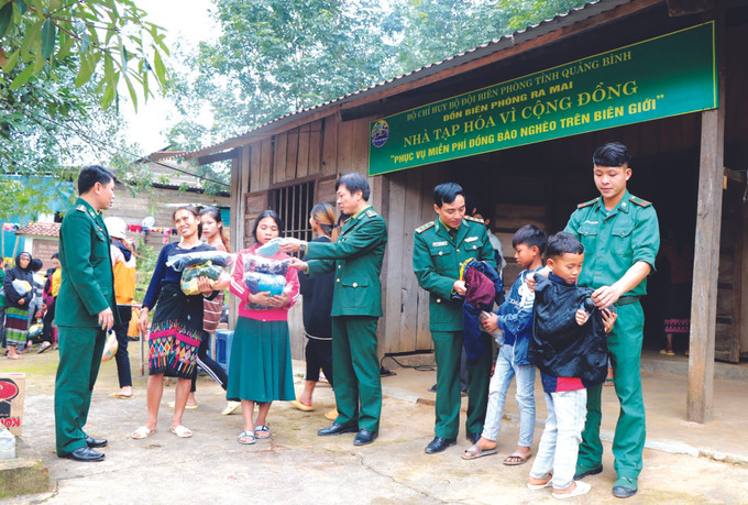 កម្មាភិបាល យុទ្ធជននៃប៉ុស្តិ៍ការពារព្រំដែន រ៉ាម៉ាយ (កងទ័ពការពារព្រំដែនខេត្ត ក្វាងប៊ិញ) តែងតែគិតគូរដល់ជីវភាពរស់នៅរបស់បងប្អូនជនជាតិក្រីក្រនៅតំបន់ព្រំដែន ភក្ដីភាពនៅតំបន់ជាយដែន ảnh 3