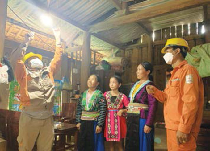 បណ្តាញភ្លើងអគ្គិសនីជាតិត្រូវបានបញ្ជូនមកកាន់ភូមិករឆ្ងាយដាច់ស្រយាលផ្សេងៗ សម្រាប់ផ្គត់ផ្គង់បម្រើបងប្អូនជនជាតិរស់នៅតាមបណ្តាតំបន់សេដ្ឋកិច្ច - សង្គមលំបាកលំបិនខ្លាំងលើភូមិសាស្ត្រខេត្ត សឺនឡា ពាំនាំនិទាឃរដូវមកជាមួយនឹងបងប្អូនជនជាតិ ảnh 3