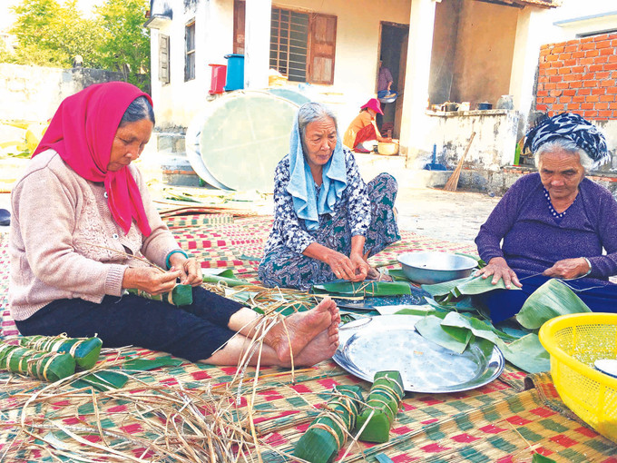 ក្នុងឱកាសពិធីបុណ្យទាន បុណ្យ រីយ៉ា ណាហ្ការ៍ ស្ត្រីជនជាតិ ចាម រួមគ្នាត្រៀមរៀបចំវត្ថុធាតុដើម្បីវេចនំ តាប៉ៃ អានុង ម្ដងទៀត រួចហើយគេជ្រើសរើសនំមួយណាៗ ដែលឆ្ងាញ់បំផុត ស្អាតបំផុតដើម្បីសែនជូនដល់ព្រះអាទិទេពនិងបុព្វការីជន ឱជារសនំក្នុងថ្ងៃបុណ្យចូលឆ្នាំថ្មី្មរបស់ជនជាតិ ចាម ảnh 1