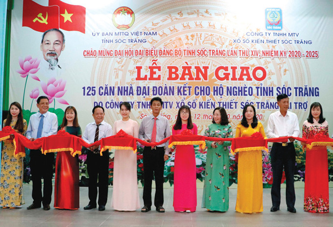 ក្រុមហ៊ុនឯកបុគ្គលទទួលខុសត្រូវមានកម្រិតឆ្នោតខេត្ត សុកត្រាំង រៀបចំពិធីផ្ទេរប្រគល់លំនៅឋានមហាសាមគ្គីចំនួន ១២៥ ខ្នងអោយក្រុមគ្រួសារក្រីក្រលើភុមិសាស្ត្រ ខេត្ត សុកត្រាំង កៀរគរប្រភពធនធានជំនួយលំនៅឋានជូនបងប្អូនជនជាតិ ảnh 1