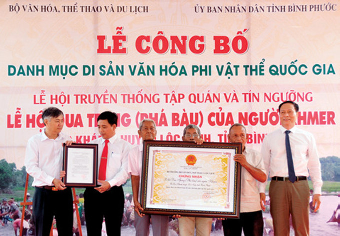 បងប្អូនជនជាតិ នៅភូមិ សុកលើន ឃុំ ឡុកខាញ់ ស្រុក ឡុកនិញ (ខេត្ត ប៊ិញភឿក) ទទួលវិញ្ញាបនបត្របេតិកភណ្ឌវប្បធម៌អរូបីជាតិសម្រាប់ពិធីបុណ្យយកត្រពាំង ពិធីបុណ្យយកត្រពាំងដ៏វិសេសវិសាលរបស់ជនជាតិ ខ្មែរ នៅខេត្ត ប៊ិញភឿក ảnh 3