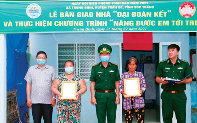 ការផ្ទេរប្រគល់លំនៅឋានមហាសាមគ្គីជូនក្រុមគ្រួសារក្រីក្រនៅឃុំ ទ្រុងប៊ិញ ស្រុក ត្រឹនដេ ដែលសាងសង់ដោយប្រភពថវិកាដែលកៀរគរបានពីការរួមវិភាគទានរបស់កងទ័ពការពារព្រំដែនខេត្ត សុកត្រាំង ខេត្ត សុកត្រាំង កៀរគរប្រភពធនធានជំនួយលំនៅឋានជូនបងប្អូនជនជាតិ ảnh 3