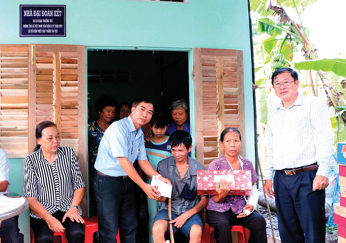 ពីឆ្នាំ ២០១៦ រហូតមកទល់ពេលនេះ ខេត្ត សុកត្រាំង កៀរគរបានទឹកប្រាក់ជាង ៨៣៨ ពាន់លានដុងដើម្បីសាងសង់ថ្មីនិងជួសជុលលំនៅឋានចំនួន ១៣.៦៦៦ ខ្នងសម្រាប់ក្រុមគ្រួសារក្រីក្រ ក្រុមគ្រួសារដែលមានកម្រិតជីវភាពរស់នៅជិតខ្សែបន្ទាត់នៃភាពក្រីក្រ អ្នកមានគុណបំណាច់ជាមួយនឹងបដិវត្តន៍ គ្រួសារក្នុងក្របខ័ណ្ណគោលនយោបាយ ខេត្ត សុកត្រាំង កៀរគរប្រភពធនធានជំនួយលំនៅឋានជូនបងប្អូនជនជាតិ ảnh 2