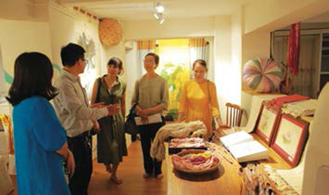 លោកស្រី ផាន ធីធន់ (ក្រៅបំផុត ខាងស្តាំ) អញ្ជើញចូលរួមសិក្ខាសាលា "សិក្សាស្រាវជ្រាវធ្វើពិសោធទម្រង់រូបភាពផលិតកម្មសូត្រពីសរសៃនៃទងស្លឹកឈូក" អ្នកអភិរក្សនិងអភិវឌ្ឍសំពត់សូត្រ វៀតណាម ảnh 3