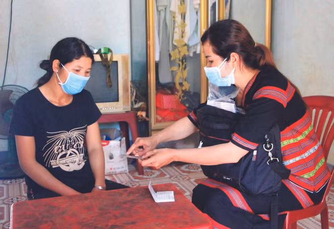 កម្មាភិបាលនារីក្នុងវិស័យសុខាភិបាលភូមិនិគមមួយរូបឧស្សាហ៍ព្យាយាមដើម្បីសុខភាពបងប្អូនជនជាតិ ảnh 3