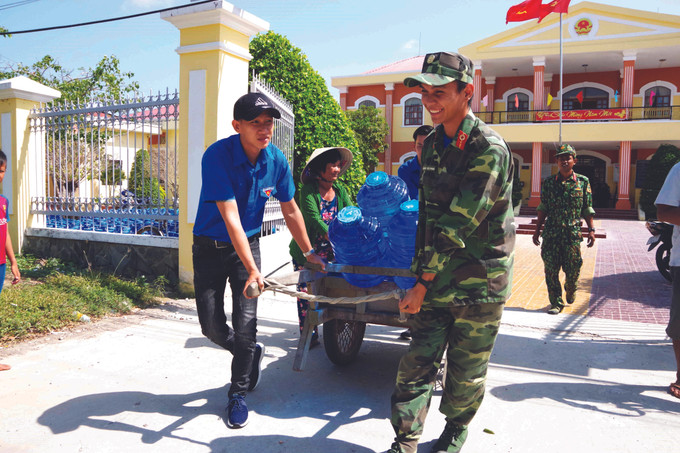កម្មាភិបាល យុទ្ធជននៃបញ្ជាការដ្ឋានយោធាខេត្ត សុកត្រាំង ដឹកជញ្ជូនទឹកស្អាតដល់ផ្ទះអ្នកចាស់ជរាគ្មានទីពឹង វាលទំនាបទន្លេ គឺវឡុង ឆ្លើយតបទៅនឹងគ្រោះរាំងស្ងួតនិងការជ្រាបជាតិប្រៃ ảnh 6