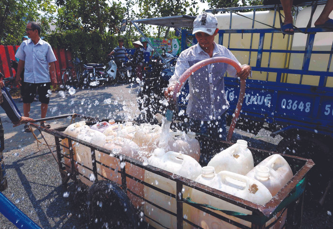 ប្រជាជននៅលើភូមិសាស្រ្តឃុំ ថាញ់ហ្វា ទីរួមខេត្ត កាយឡី (ខេត្ត ទៀនយ៉ាង) ត្រងទឹកស្អាតដោយឥតគិតថ្លៃនៅត្រង់ចំណុច ផ្គត់ផ្គង់ទឹកស្អាតនៅឯស្ពាន អុងធៀម វាលទំនាបទន្លេ គឺវឡុង ឆ្លើយតបទៅនឹងគ្រោះរាំងស្ងួតនិងការជ្រាបជាតិប្រៃ ảnh 7