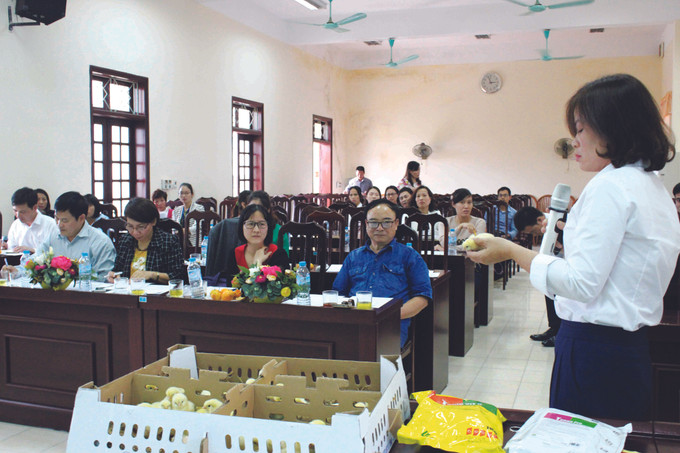 កម្មាភិបាលជំរុញកសិកម្មទីក្រុង ហាណូយ ផ្តោះប្តូរបទពិសោធន៍ចិញ្ចឹមបក្សីស្រុកជាមួយកម្មាភិបាលកសិកម្មទាំងឡាយនិងមាមីងបងប្អូនប្រជាកសិករ ហាណូយ ផ្តោតជាសំខាន់លើប្រសិទ្ធភាពនៃការបណ្តុះបណ្តាលវិជ្ជាជីវៈជូនពលករជនបទ ảnh 3