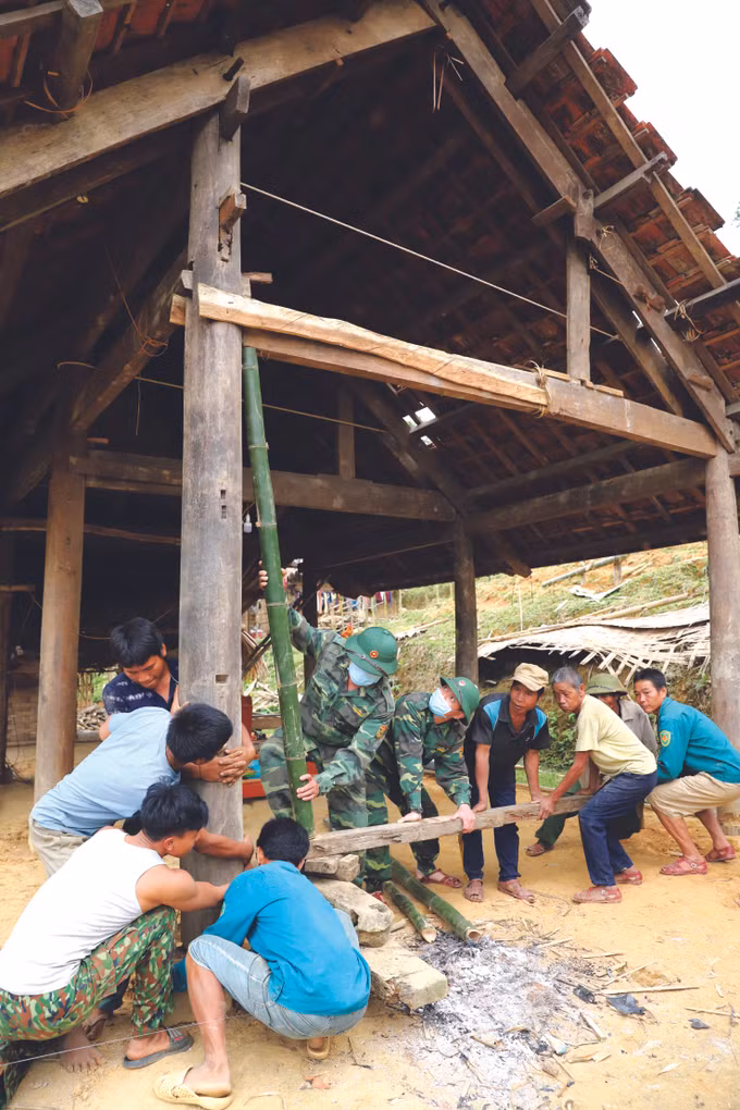 ចំណងមេត្រីភាពដ៏កក់ក្តៅរវាងកងទ័ពនឹងប្រជាជននៅប៉ែកខាងលិចខេត្ត ងេអាន ảnh 4