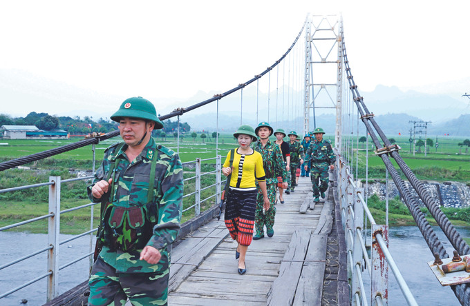 កងទ័ពនិងប្រជាជនរួមគ្នាដើរល្បាត ការពារព្រំដែន ចំណងមេត្រីភាពដ៏កក់ក្តៅរវាងកងទ័ពនឹងប្រជាជននៅប៉ែកខាងលិចខេត្ត ងេអាន ảnh 8