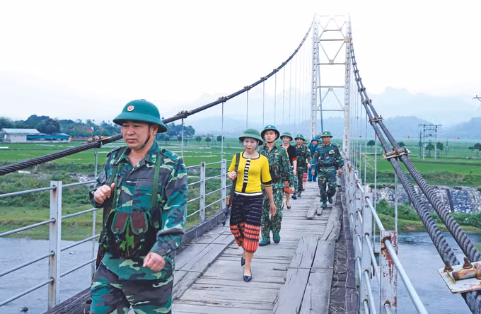 ចំណងមេត្រីភាពដ៏កក់ក្តៅរវាងកងទ័ពនឹងប្រជាជននៅប៉ែកខាងលិចខេត្ត ងេអាន ảnh 8