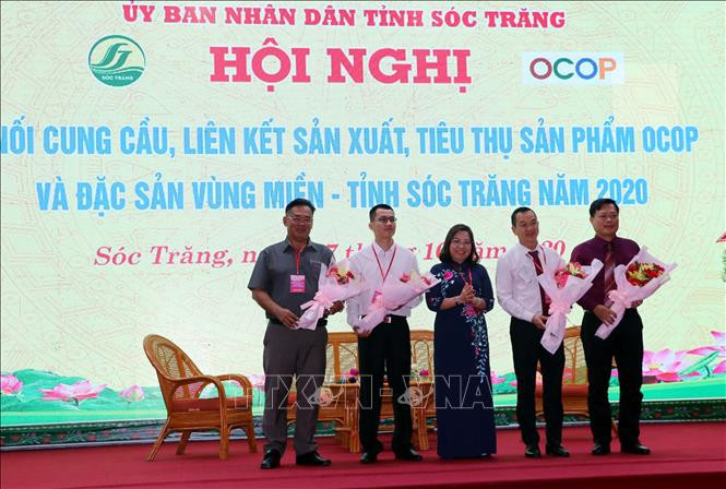 ខេត្ត សុកត្រាំង៖ ជំរុញយ៉ាងខ្លាំងក្លាការតភ្ជាប់ការផ្គត់ផ្គង់និងតម្រូវការ តំណភ្ជាប់ផលិតកម្ម ការលក់ផលិតផល OCOP និងផលិតផលពិសេសប្រចាំតំបន់ ភូមិភ ảnh 3