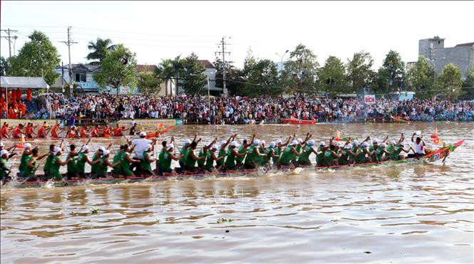 ប្រណាំងប្រជែងយ៉ាងប្តូរប្តេជ្ញនៅពេលជិតមកដល់គោលដៅក្នុងការប្រណាំងវគ្គផ្តាច់ព្រ័ត្រ បញ្ចប់ការប្រណាំងទូក ងនិងសប្តាហ៍មហោស្រពពិធីអកអំបុក - ប្រណាំងទូក ងរបស់បងប្អូនជនជាតិ ខ្មែរ នៅខេត្ត សុកត្រាំង ảnh 2
