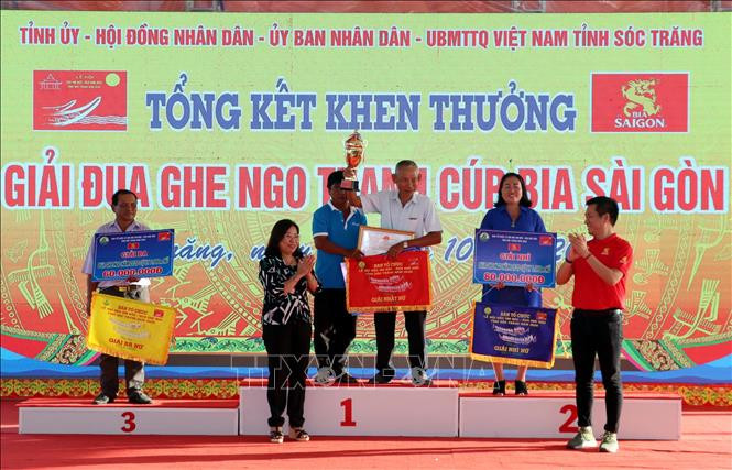 លោកស្រី ហូធីកឹមដាវ អនុលេខាគណៈកម្មាធិការបក្សខេត្តសុកត្រាំងអញ្ជើញ ប្រគល់ជ័យលាភីលេខ ១ ដល់ក្រុមទូកង នារីនៃវត្ត សិរីគង្គាគ្រញូង (ខេត្ត គៀនយ៉ាង) បញ្ចប់ការប្រណាំងទូក ងនិងសប្តាហ៍មហោស្រពពិធីអកអំបុក - ប្រណាំងទូក ងរបស់បងប្អូនជនជាតិ ខ្មែរ នៅខេត្ត សុកត្រាំង ảnh 4
