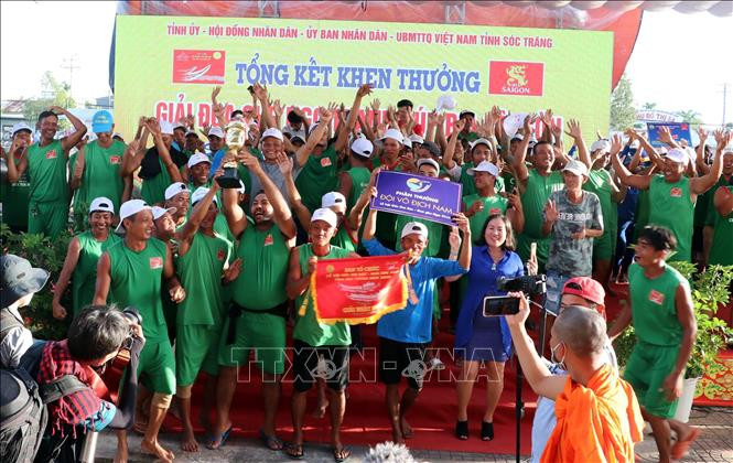 ភាពសប្បាយរីករាយរបស់ម្ចាស់ជ័យលាភីលេខ ១ - ក្រុមទូក ង បុរសនៃវត្តទំនប់ ២ ស្រុក ចូវថាញ់ ខេត្ត សុកត្រាំង បញ្ចប់ការប្រណាំងទូក ងនិងសប្តាហ៍មហោស្រពពិធីអកអំបុក - ប្រណាំងទូក ងរបស់បងប្អូនជនជាតិ ខ្មែរ នៅខេត្ត សុកត្រាំង ảnh 5